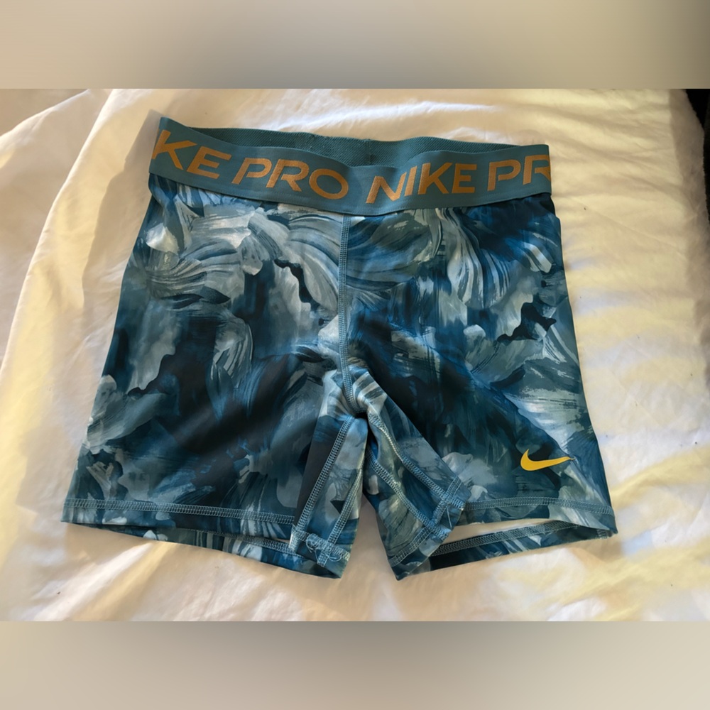 WOMENS NIKE PRO SHORTS {SIZE: L}